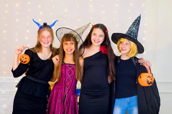 Feliz grupo de adolescentes en disfraces de Halloween posando en cámara —  Fotos de Stock