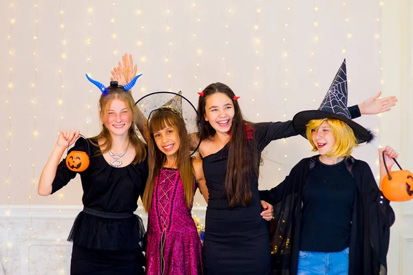 Szczęśliwy Grupa nastolatków w kostiumy na Halloween pozowanie na kamery — Zdjęcie stockowe