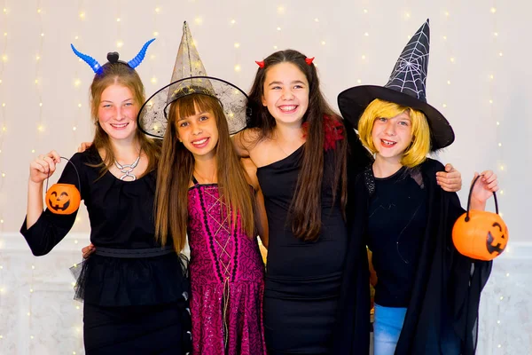 Genç kameraya poz Cadılar Bayramı kostümleri mutlu grup — Stok fotoğraf