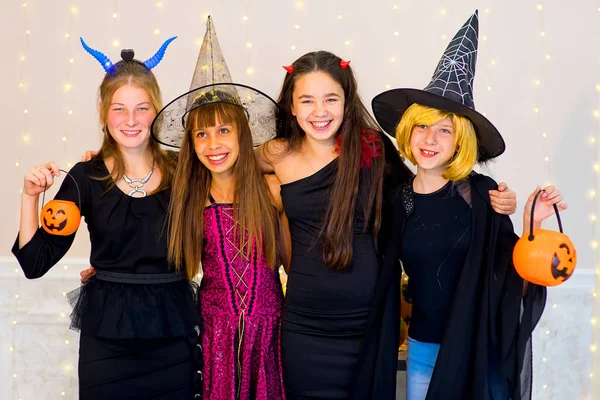 Glada grupp tonåringar i Halloween kostymer poserar på kamera — Stockfoto