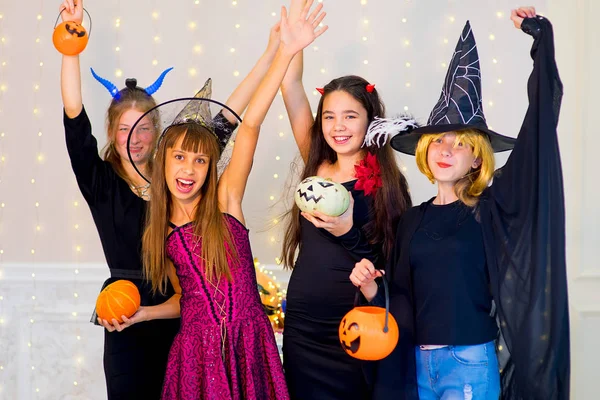 Счастливая группа подростков танцует в костюмах на Хэллоуин — стоковое фото