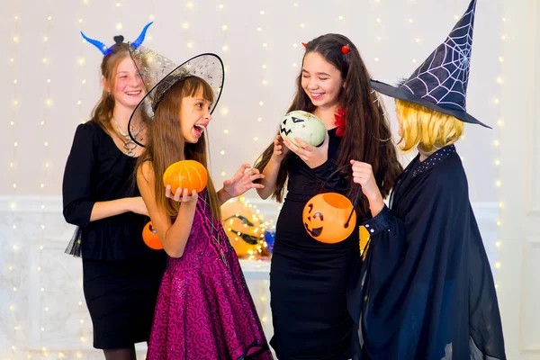 Gelukkig groep tieners dans in Halloween-kostuums — Stockfoto