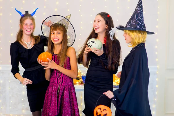 Gelukkig groep tieners dans in Halloween-kostuums — Stockfoto