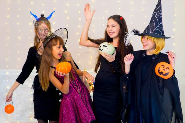 Gelukkig groep tieners dans in Halloween-kostuums — Stockfoto