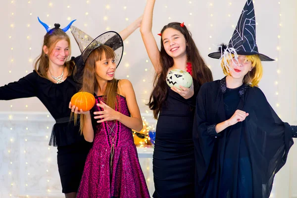 Feliz grupo de adolescentes bailan en disfraces de Halloween — Foto de Stock