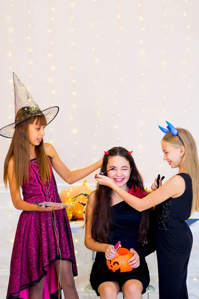 Feliz grupo de adolescentes en disfraces preparándose para Halloween —  Fotos de Stock