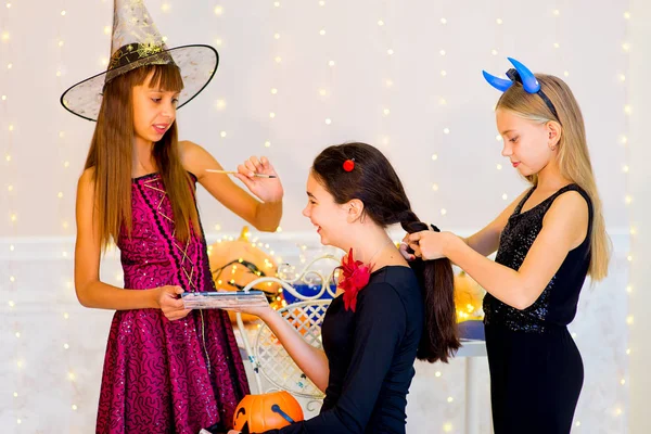 Šťastné Skupina teenagerů v kostýmech, příprava na Halloween — Stock fotografie