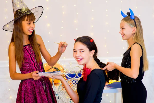 Grupo feliz de adolescentes em trajes que se preparam para o Halloween — Fotografia de Stock