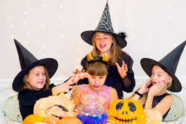 Gelukkig groep tieners in kostuums tijdens Halloween party — Stockfoto