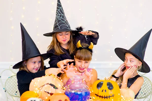 Heureux groupe d'adolescents en costumes pendant la fête d'Halloween — Photo