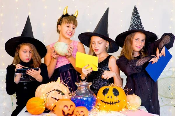 Gelukkig groep tieners in voorbereiding voor Halloween kostuums — Stockfoto