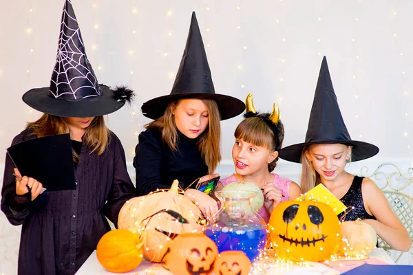 Feliz grupo de adolescentes en disfraces preparándose para Halloween —  Fotos de Stock