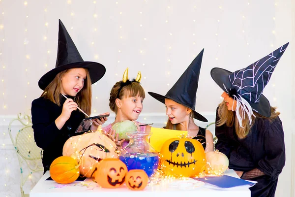 Grupo feliz de adolescentes em trajes que se preparam para o Halloween — Fotografia de Stock