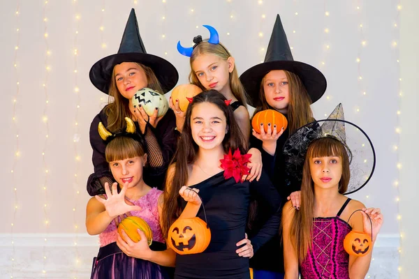 Gelukkig groep tieners in Halloween-kostuums die zich voordeed op camera — Stockfoto