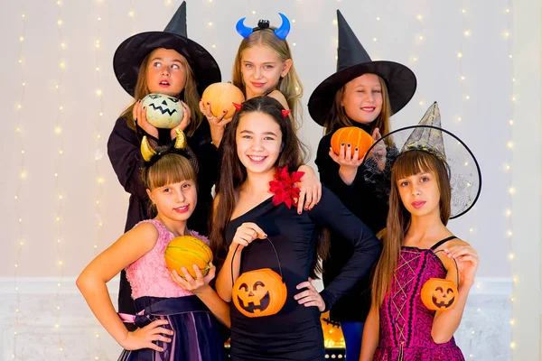 Grupo feliz de adolescentes em trajes de Halloween posando na câmera — Fotografia de Stock