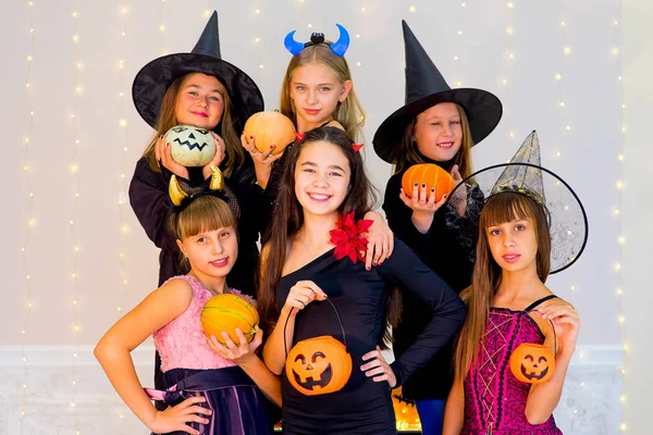 Gelukkig groep tieners in Halloween-kostuums die zich voordeed op camera — Stockfoto