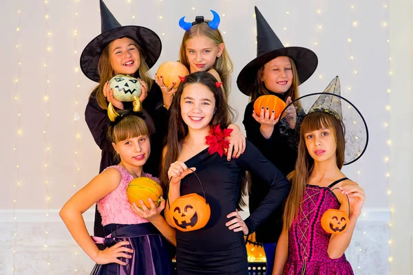 Glada grupp tonåringar i Halloween kostymer poserar på kamera — Stockfoto