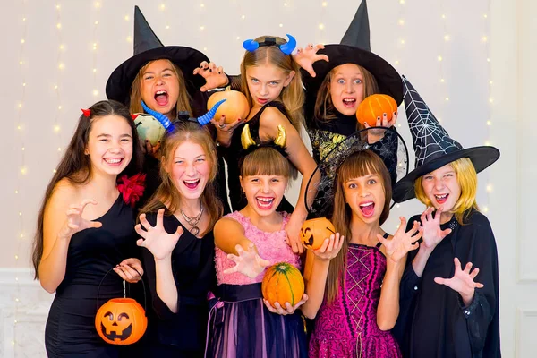 Щаслива група підлітків у костюмах Хеллоуїна позує на камеру — стокове фото