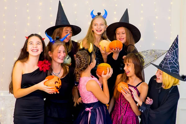 Šťastné Skupina teenagerů v Halloween kostýmy pózuje na kameru — Stock fotografie