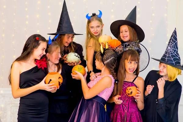 Glada grupp tonåringar i Halloween kostymer poserar på kamera — Stockfoto