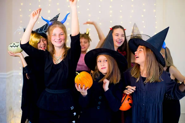 Feliz grupo de adolescentes bailan en disfraces de Halloween —  Fotos de Stock