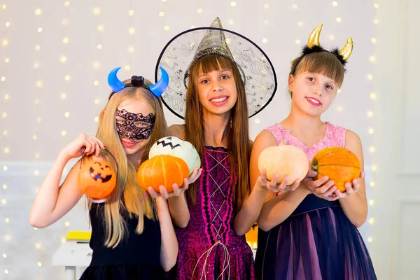 Щаслива група підлітків у костюмах Хеллоуїна позує на камеру — стокове фото