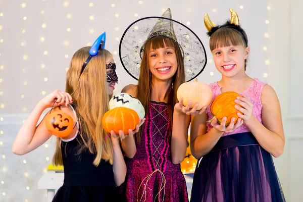 Heureux groupe d'adolescents en costumes d'Halloween posant sur la caméra — Photo