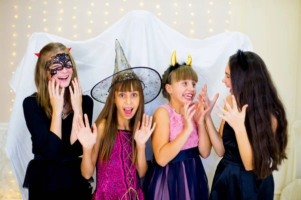 Группа подростков в костюмах на Хэллоуин боится призрака — стоковое фото