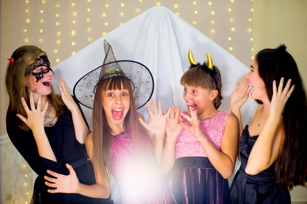 Groep tieners dragen van Halloween kostuums angst van geest — Stockfoto