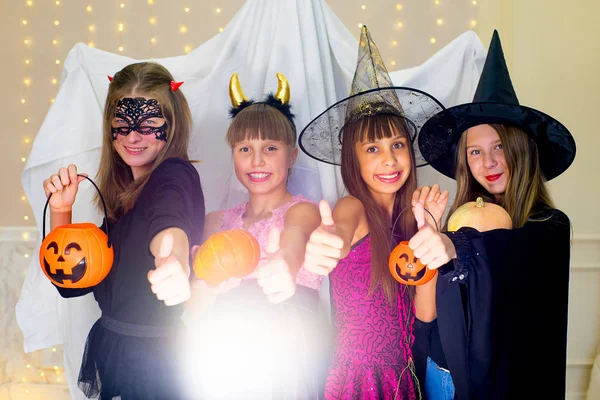 Groep tieners dragen van Halloween kostuums angst van geest — Stockfoto