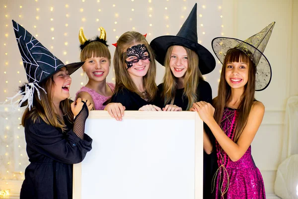 Gruppo di adolescenti che indossano costumi di Halloween in posa con bianco — Foto Stock