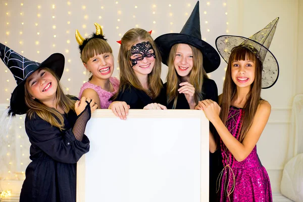 Groep tieners dragen kostuums van Halloween poseren met wit — Stockfoto