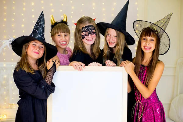 Groep tieners dragen kostuums van Halloween poseren met wit — Stockfoto