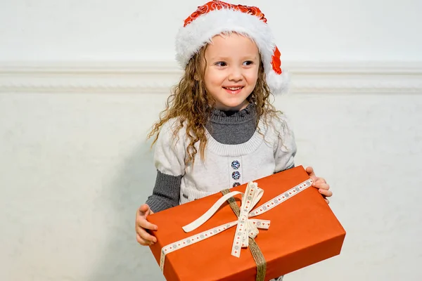 Portret van een meisje met een kerstcadeau — Stockfoto