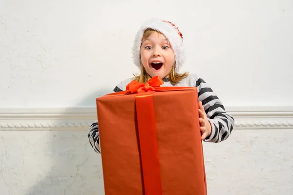 Ritratto di una ragazza con un regalo di Natale — Foto Stock