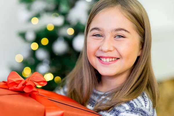 Retrato de una chica con un regalo de Navidad —  Fotos de Stock