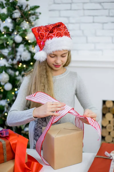 Niñas lleno regalos de Navidad —  Fotos de Stock