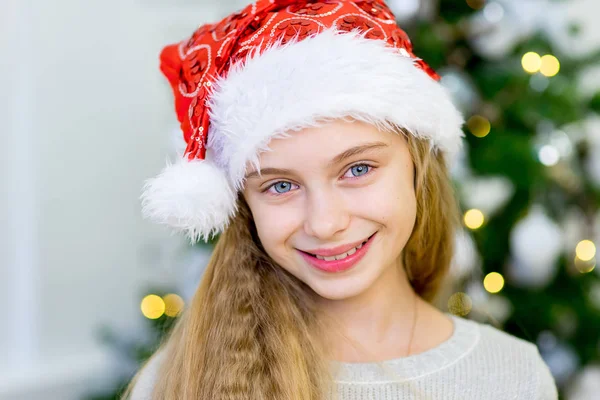 Portrait of a girl near the Christmas tree — Stock Photo, Image