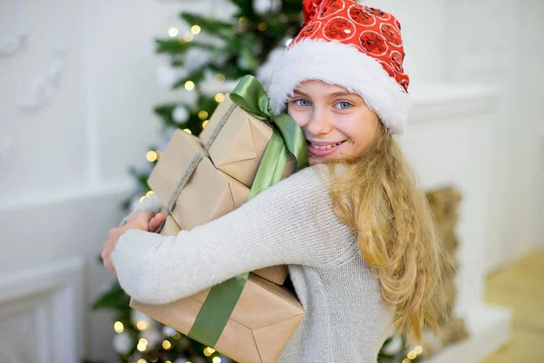 クリスマスプレゼントを持つ少女の肖像 — ストック写真