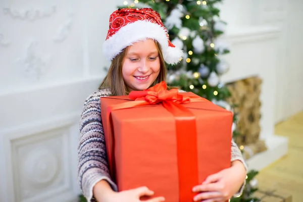 Retrato de una chica con un regalo de Navidad —  Fotos de Stock