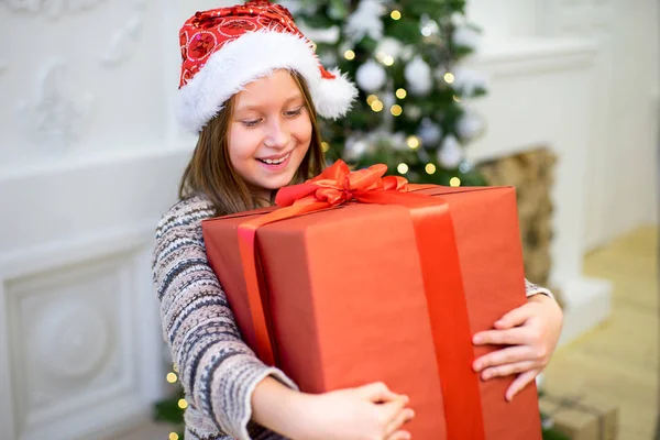 Retrato de una chica con un regalo de Navidad —  Fotos de Stock