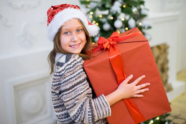 Portret van een meisje met een kerstcadeau — Stockfoto