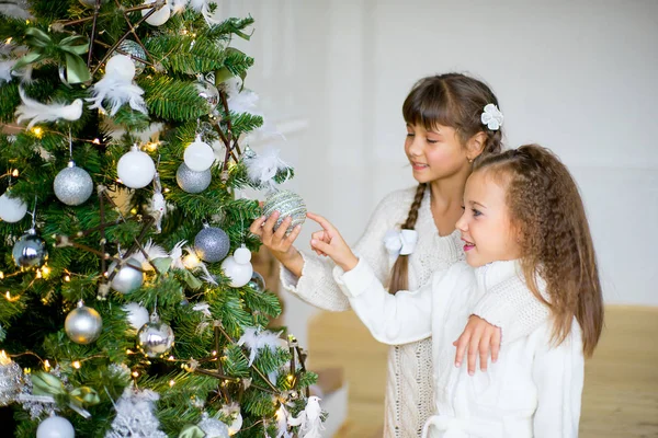 Δύο κορίτσια στολίζουν το χριστουγεννιάτικο δέντρο — Φωτογραφία Αρχείου