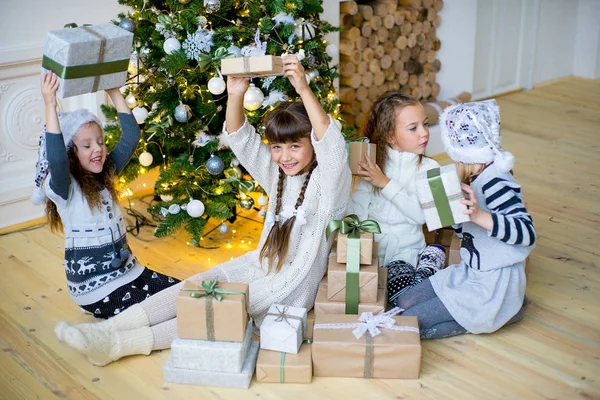 Ομάδα παιδιών με τα δώρα Χριστουγέννων — Φωτογραφία Αρχείου