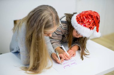 iki kız Noel Baba'ya bir mektup