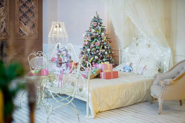 Weihnachtsbaum Interieur, Weihnachtskamin in rosa dekoriert drinnen