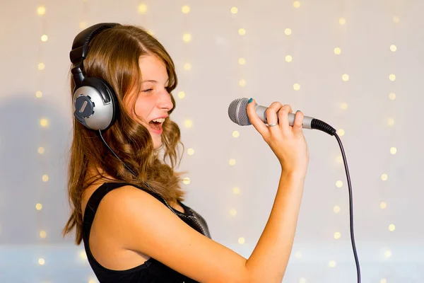 Ragazza che canta al karaoke — Foto Stock