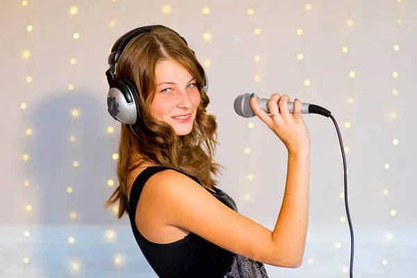 Menina cantando no karaoke — Fotografia de Stock