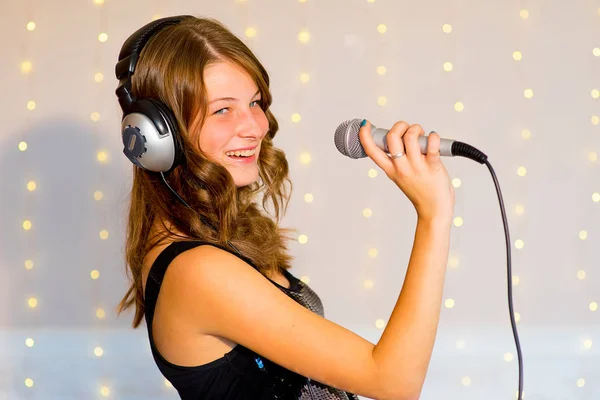 Ragazza che canta al karaoke — Foto Stock