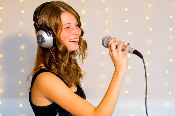 Ragazza che canta al karaoke — Foto Stock